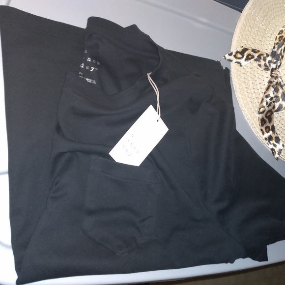 Just In! Black top w/ Pocket Sz. 1X - Picture 1 of 4